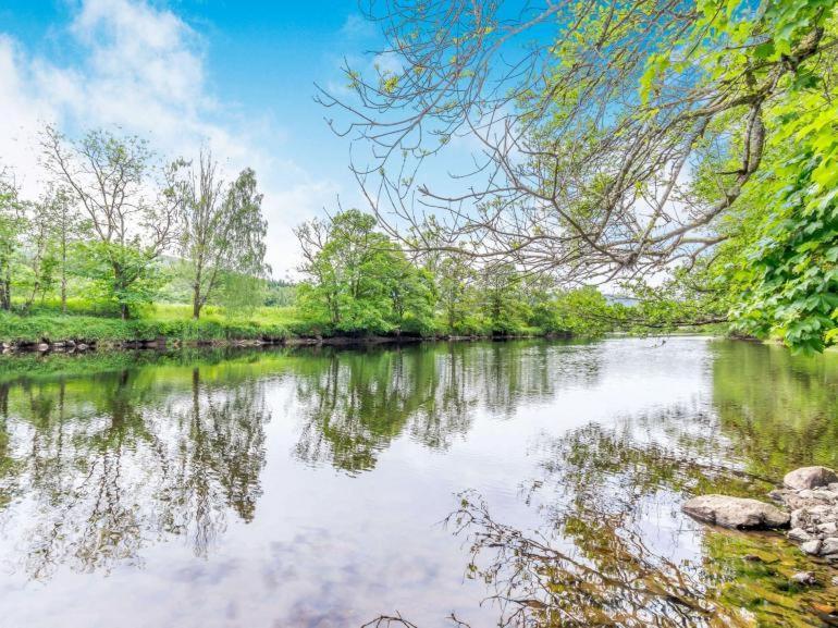 3 Bedroom Luxury Home, Hot Tub, Stunning Views Of Killin, Sitting On The River Dochart Exterior foto
