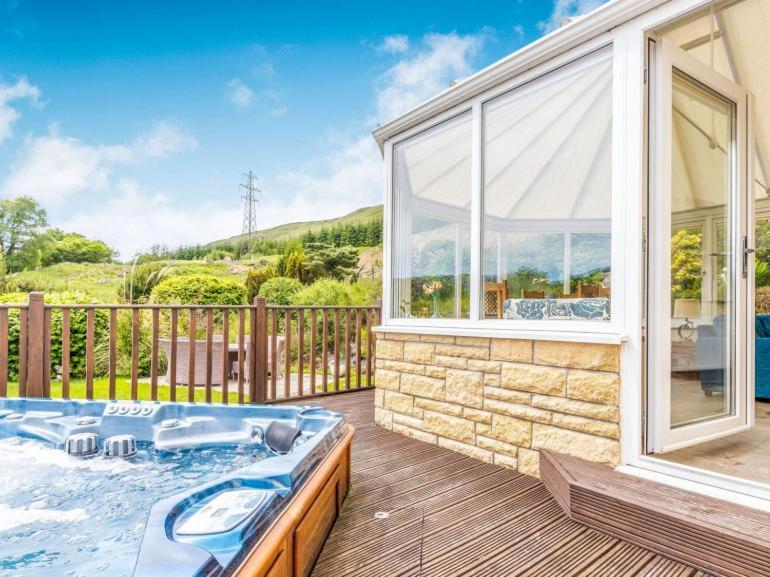 3 Bedroom Luxury Home, Hot Tub, Stunning Views Of Killin, Sitting On The River Dochart Exterior foto